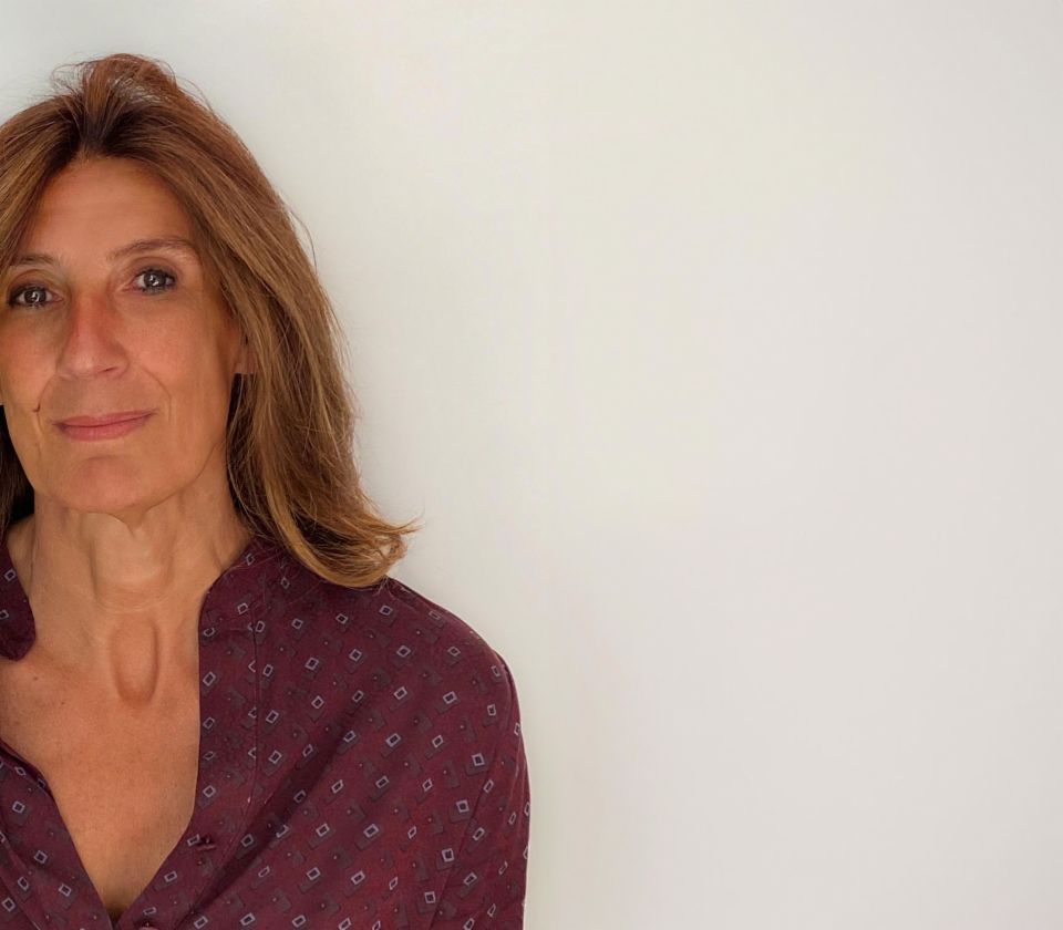Πορτρέτο της Nathalie Lameyre, όρθια σε φωτεινό δωμάτιο