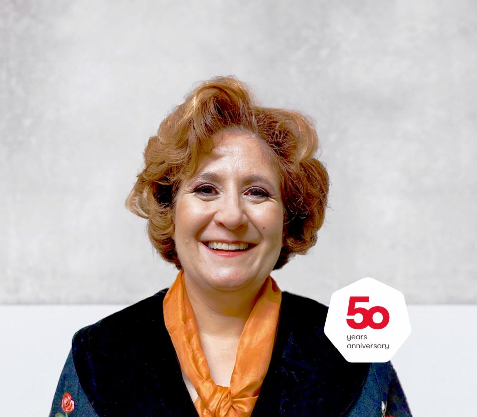 Πορτρέτο της Patrizia Christen, Ειδικού είσπραξης απαιτήσεων, EOS Switzerland, σε φωτεινό φόντο