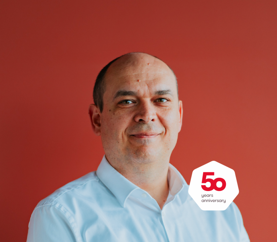 Πορτρέτο του Cristian Musat, Διευθύνοντος Συμβούλου EOS Technology Solutions σε κόκκινο φόντο