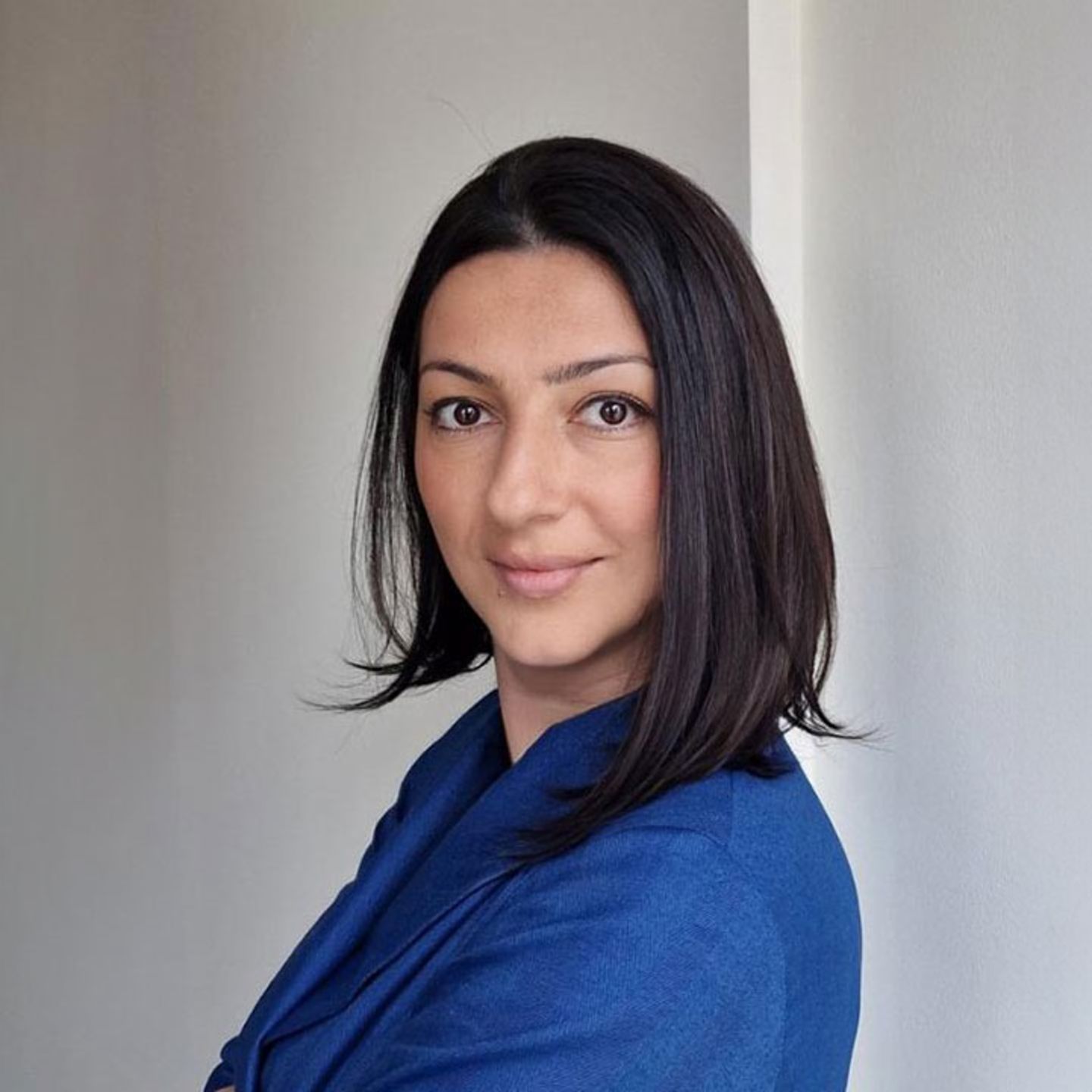 Μια φωτογραφία απεικονίζει τη Mirjana Ćevriz, επιχειρηματική αναλύτρια στην EOS Serbia και μέλος της ομάδας K+ Experts.