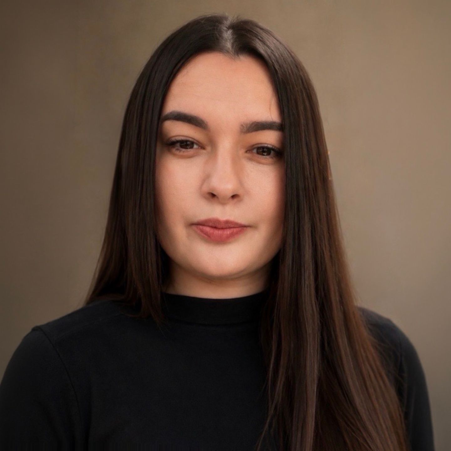 Daniela Moaca, Senior Manager IT στην EOS Romania, πορτρέτο με σκούρο ζιβάγκο.