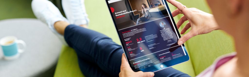 EOS ASR: Η εικόνα δείχνει μια νεαρή γυναίκα που κρατά ένα tablet και βλέπει σε αυτό την Ετήσια Έκθεση Βιωσιμότητας της EOS.