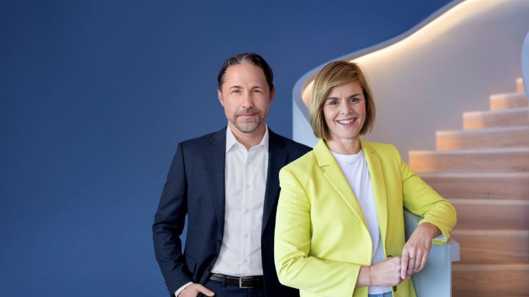 Η εικόνα δείχνει μαζί τον Marwin Ramcke, CEO του Ομίλου EOS, και την Dr. Eva Griewel, CFO του Ομίλου EOS.