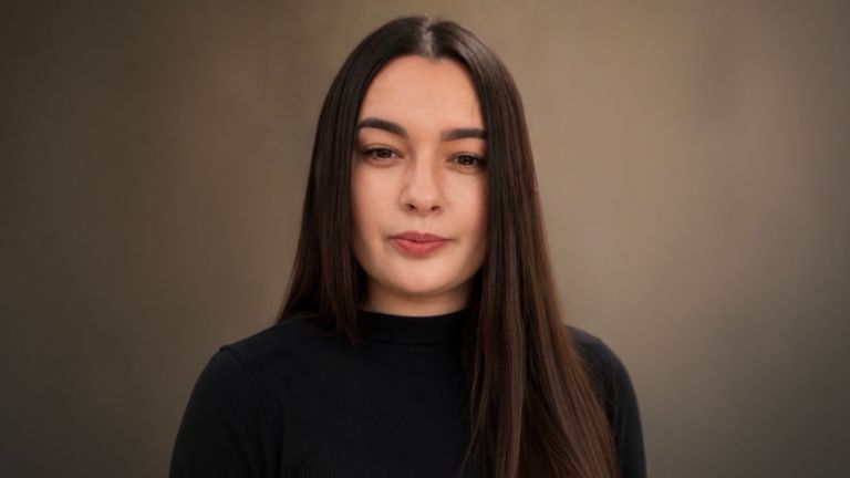 Daniela Moaca, Senior Manager IT στην EOS Romania, πορτρέτο με σκούρο ζιβάγκο.