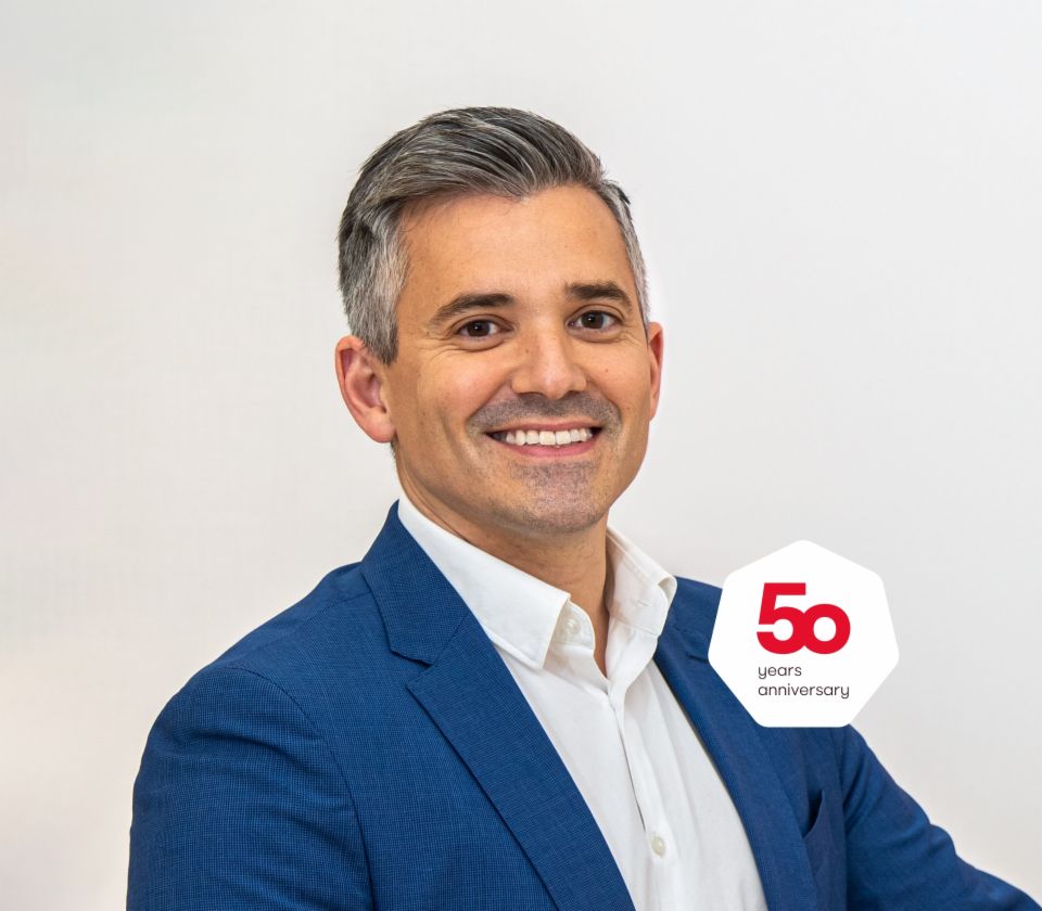 Πορτρέτο του Carlos Lorenzo, Διευθύνοντος Συμβούλου EOS Spain σε φωτεινό φόντο 