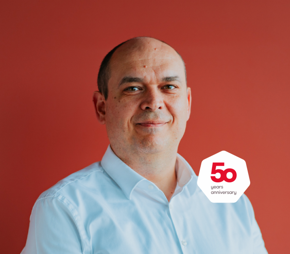 Πορτρέτο του Cristian Musat, Διευθύνοντος Συμβούλου EOS Technology Solutions σε κόκκινο φόντο