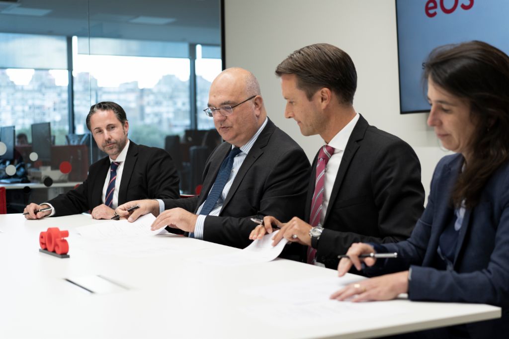 During an official ceremony on September 20, 2022, representatives of IFC and EOS formalized their collaboration on the purchase of NPLs and distressed real estate in Eastern Europe. Marwin Ramcke, Vittorio Di Bello, Carsten Tidow, Ariane Di Iorio 