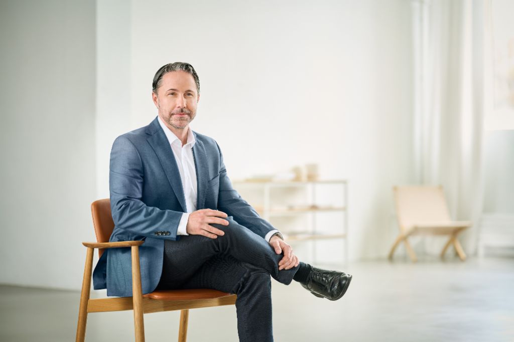 Πορτρέτο του Marwin Ramcke, Προέδρου του Διοικητικού Συμβουλίου του Ομίλου EOS, σε ένα φωτεινό δωμάτιο φορώντας ένα σκούρο σακάκι 