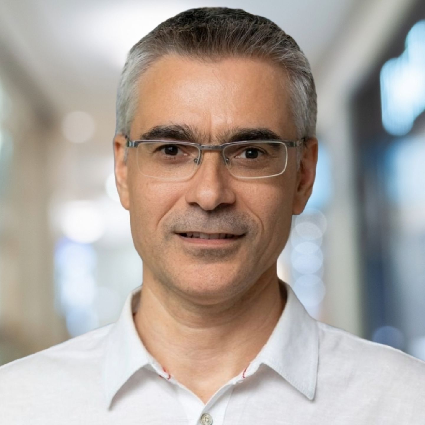 Η εικόνα παρουσιάζει ένα πορτρέτο του συνομιλητή Δομπρίν Μιρόφσκι, Chief Digital Officer στην EOS Βουλγαρίας.