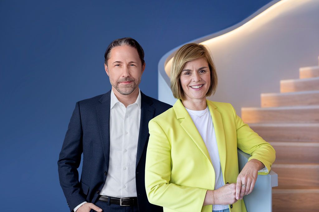 Η εικόνα δείχνει μαζί τον Marwin Ramcke, CEO του Ομίλου EOS, και την Dr. Eva Griewel, CFO του Ομίλου EOS.